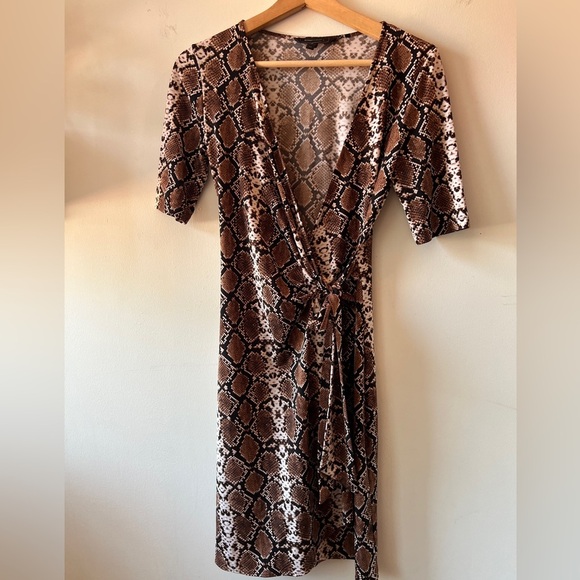 BCBGMAXAZRIA Malena Snake Print Jersey Wrap Dress Sz XS GUC - Picture 1 of 14